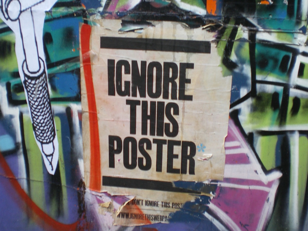 Carte Postale #35 – Ignore this poster